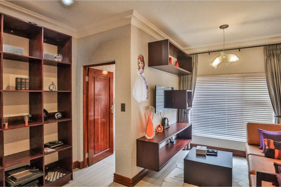6 Bedroom Property for Sale in Birdwood Estate North West